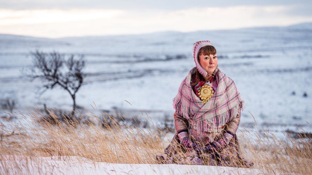 Anna Näkkäläjärvi-Länsman taustalla tunturi